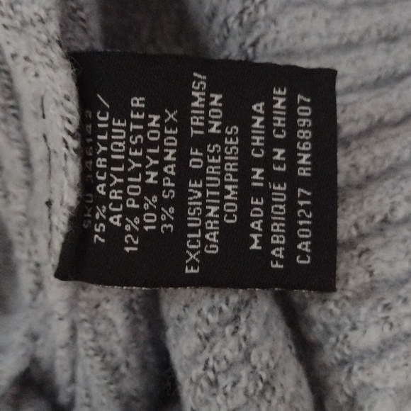 Le Chateau Sweater - Picture 10 of 11